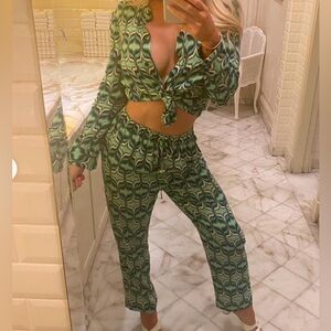 Amazing green design 2 piece Zara size medium flowy outfit